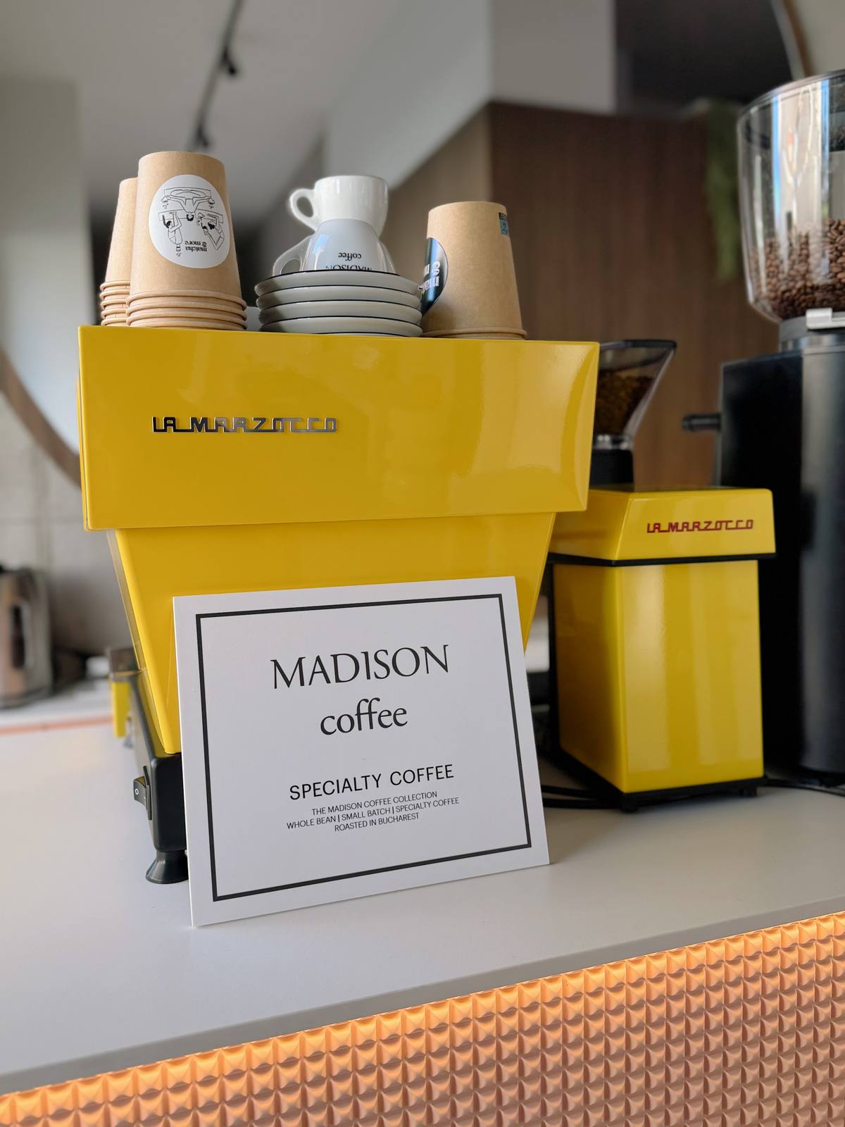 Espressorul La Marzocco galben și placa Madison Coffee, Specialty Coffee