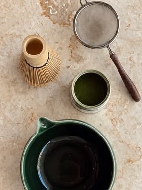Tel de bambus, sită, matcha și bol de ceramică verde